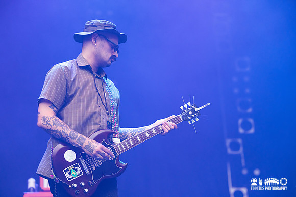 Dry Cleaning in concert