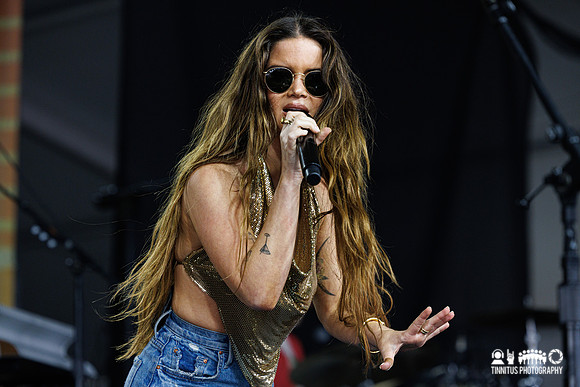 Maren Morris in concert