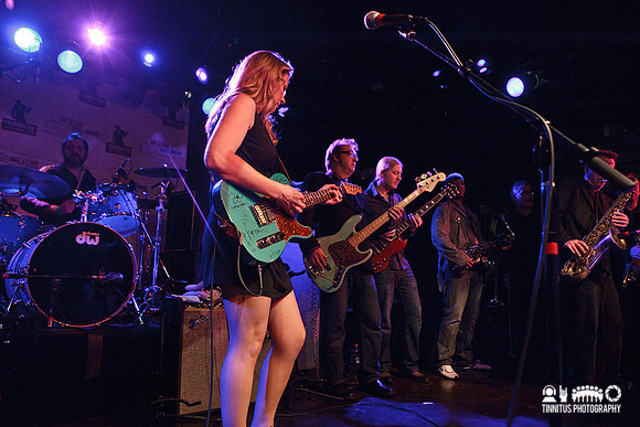 Susan Tedeschi and Derek Trucks play at the Hot Stove Cool Music