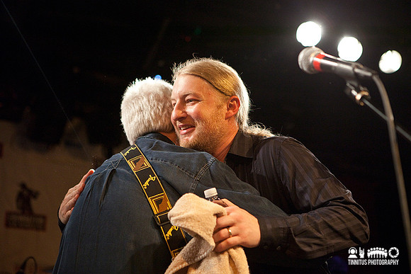 Derek Trucks gives Peter Gammons a hug at the Hot Stove Cool Mus