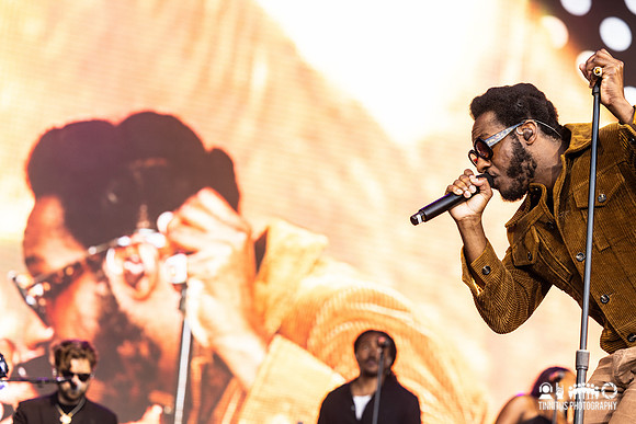Leon Bridges in concert