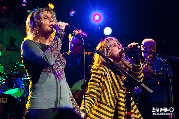 Belly members Tanya Donelly and Gail Greenwood join the Hot Musi