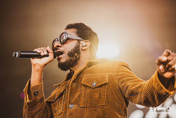Leon Bridges in concert