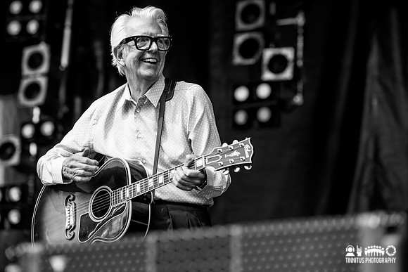 Nick Lowe with Los Straitjackets in concert
