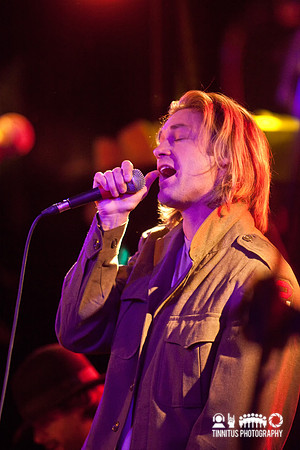 Bronson Arroyo performs at the Hot Stove/Cool Music charity even