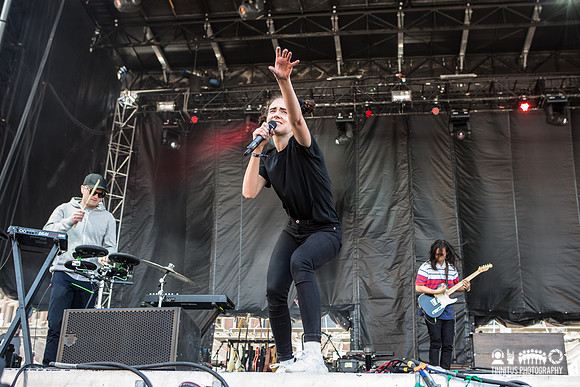 MØ in concert
