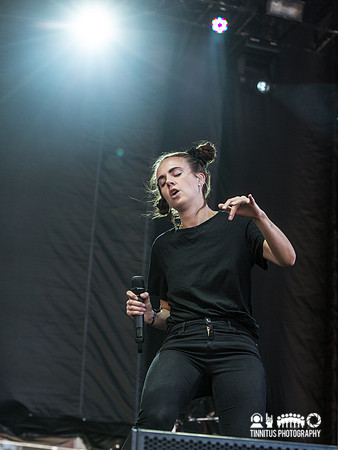 MØ in concert