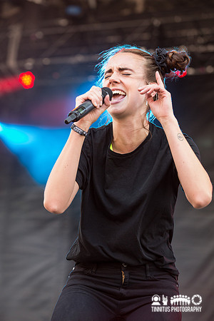 MØ in concert