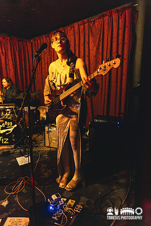 Speedy Ortiz in concert
