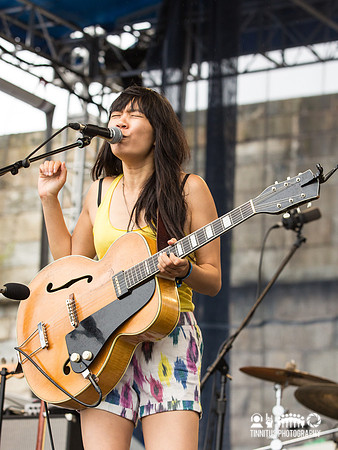 Thao & The Get Down Stay Down in concert