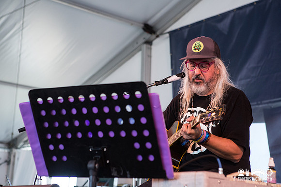 J Mascis in concert