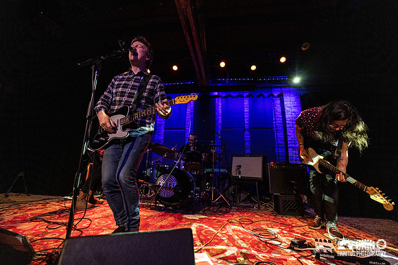 Split Single in concert