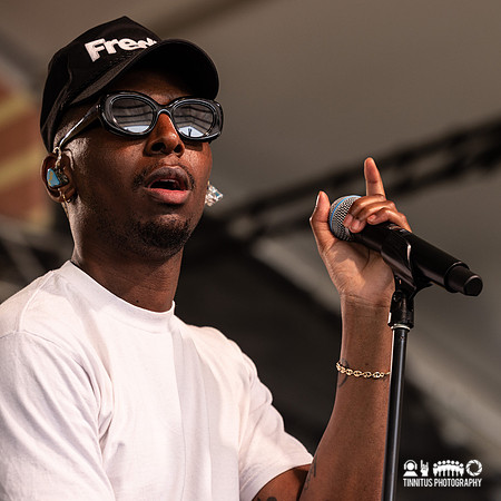 Samm Henshaw in concert