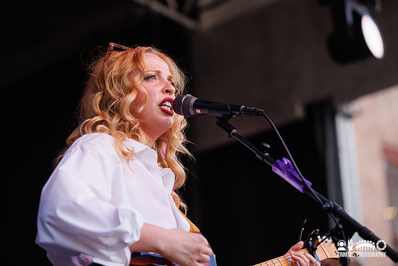 Elizabeth Moen in concert