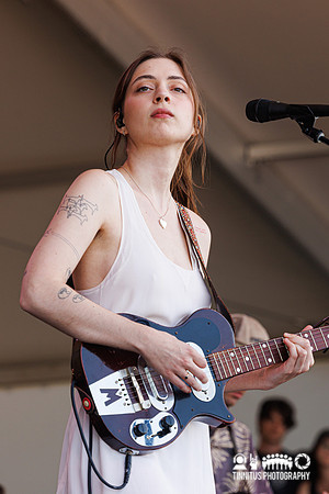 Lizzy McAlpine in concert