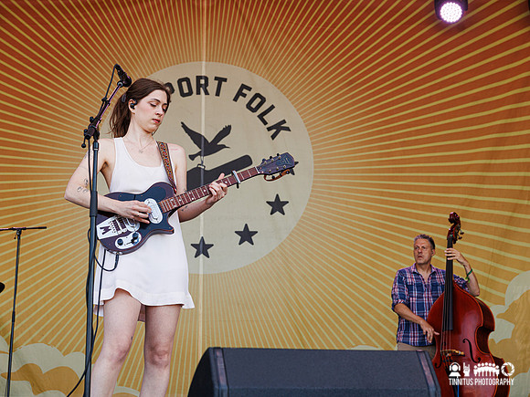 Lizzy McAlpine in concert