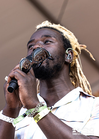 Black Pumas in concert