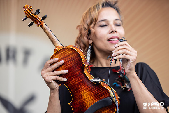 Rhainnon Giddens in concert