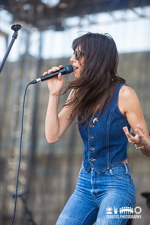 Nicki Bluhm and The Gramblers in concert