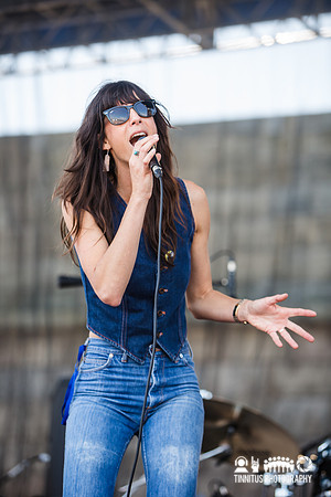 Nicki Bluhm and The Gramblers in concert