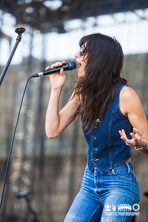 Nicki Bluhm and The Gramblers in concert