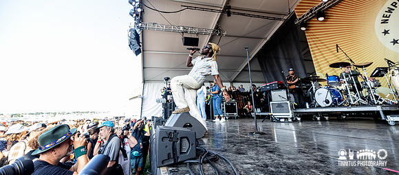 Black Pumas in concert