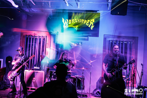 Worshipper in concert