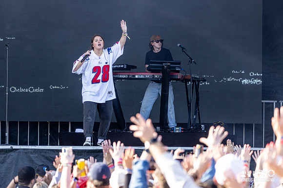 Chelsea Cutler in concert