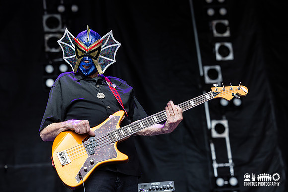Nick Lowe with Los Straitjackets in concert