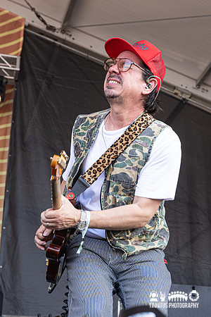 Black Pumas in concert