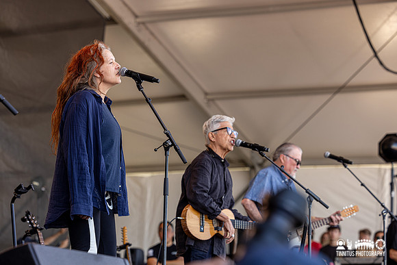 Los Lobos with Neko Case in concert