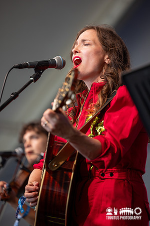 Dawn Landes in concert