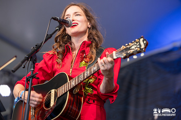 Dawn Landes in concert