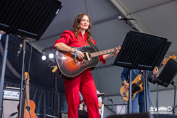 Dawn Landes in concert