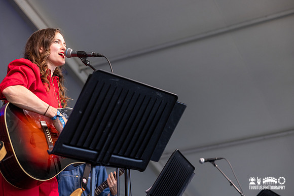 Dawn Landes in concert