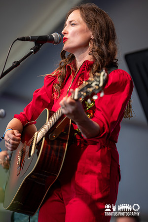 Dawn Landes in concert