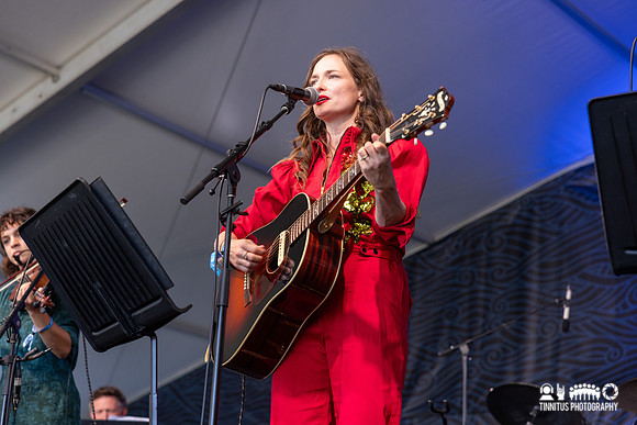 Dawn Landes in concert