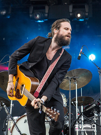 Father John Misty in concert
