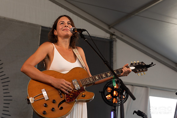 Madi Diaz in concert