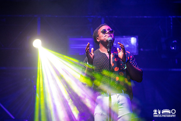 Durand Jones and The Indications in concert