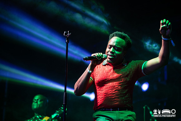 Durand Jones and The Indications in concert