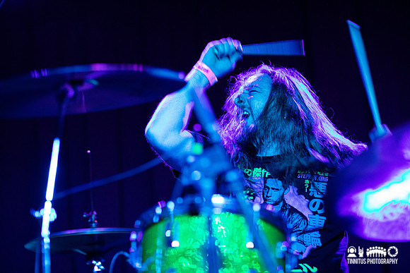 Worshipper in concert