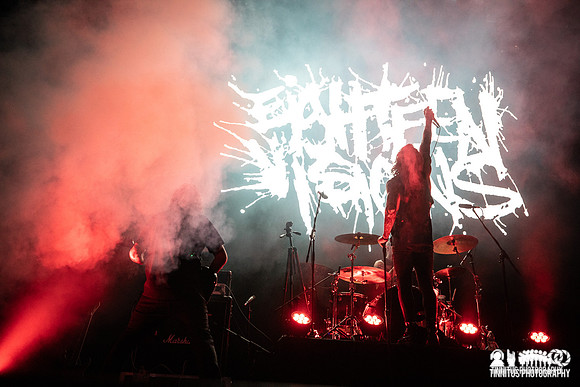 Eighteen Visions in concert
