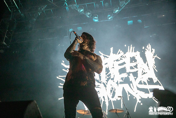 Eighteen Visions in concert