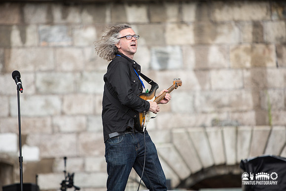 Kingsley Flood in concert