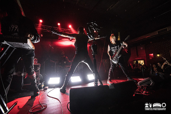 3Teeth in concert