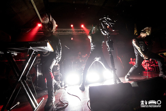 3Teeth in concert