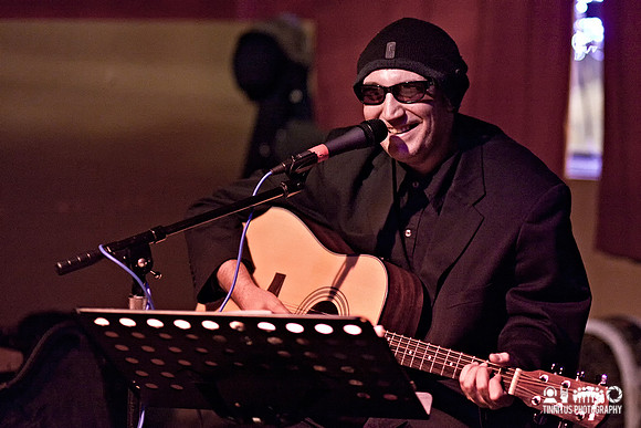 Alvarius B in concert