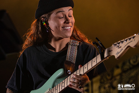 Tash Sultana in concert