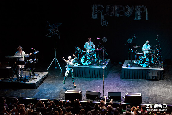 Robyn in concert